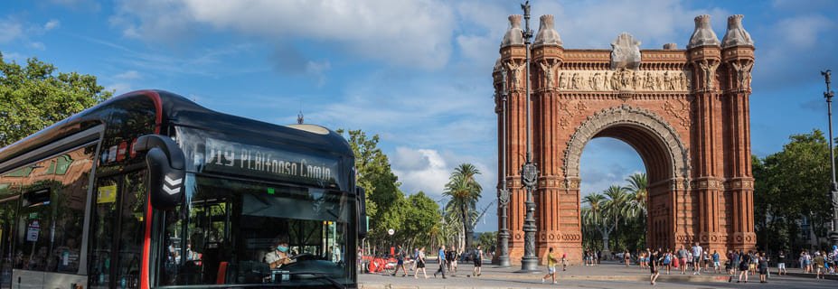 Linea bus 19 de la red de transporte público en barcelona que pasa por Arc de Triunfo
