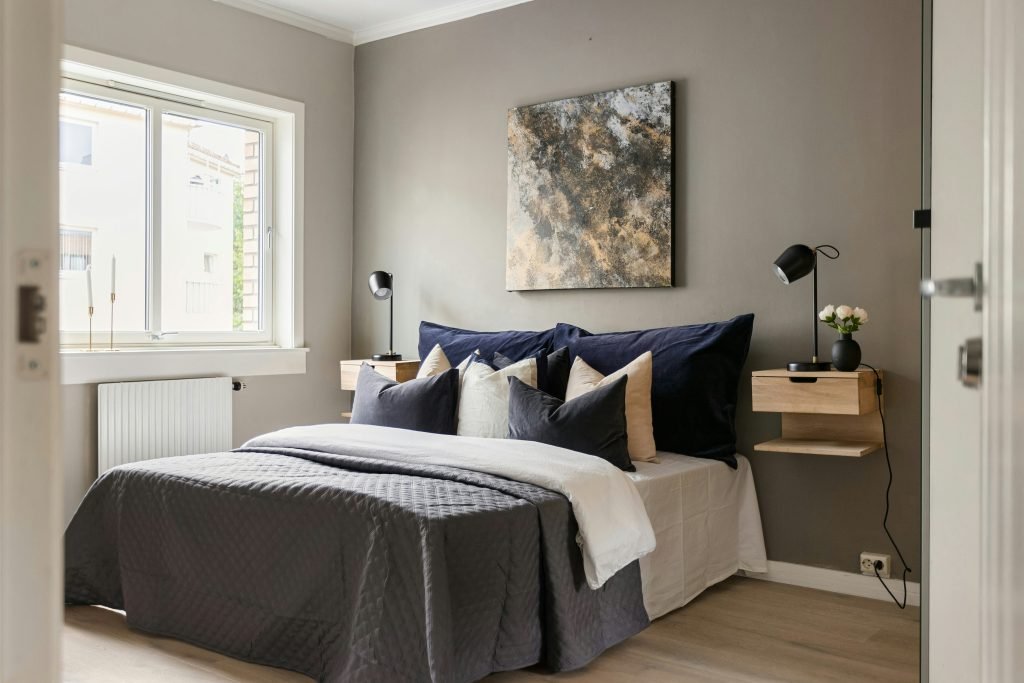 dormitorio espacioso con  decoración minimalista .las mesitas de noche están ancladas a la pared.Dormitorio pequeño oero se ve simple y despejado 