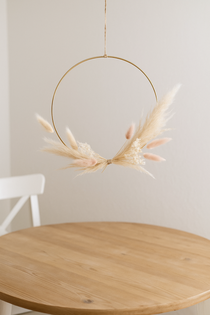   decorar con flores un arco metálico y usarlo como decoración aérea 