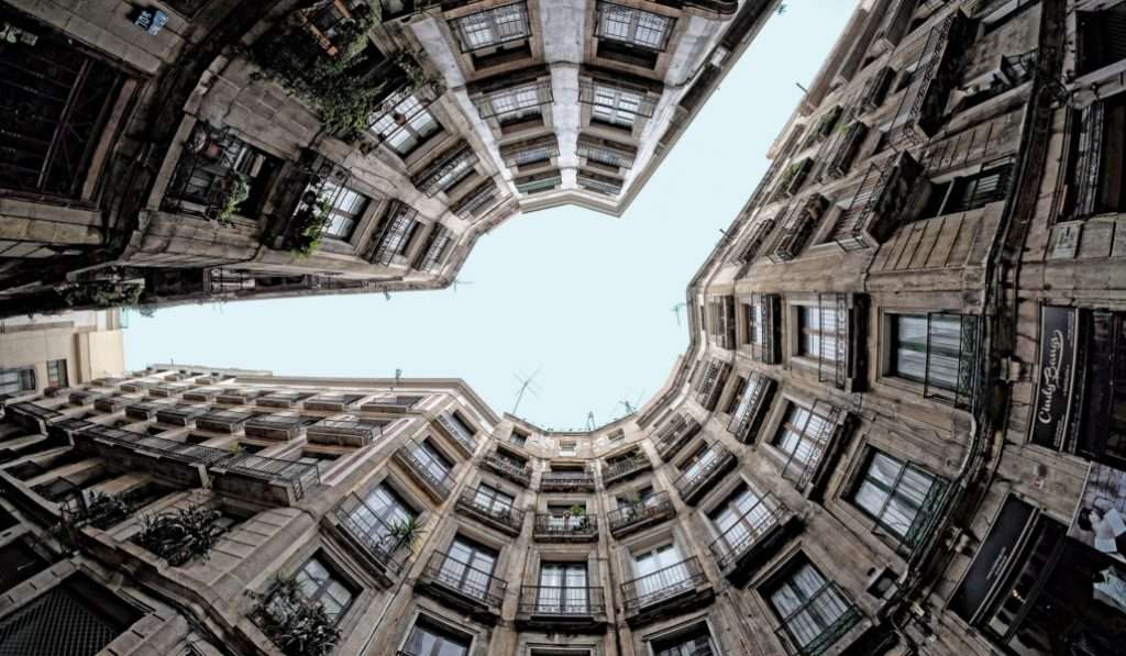 vista curiosa de la calle Milans del Barrio gótico de  Barcelona, es uno de los rincones escondidos de Barcelona 