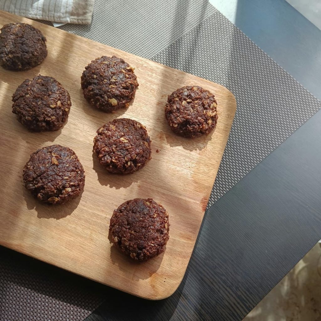 galletas refrescantes de avena y platano(sin horno) paracombatir el calor de verano . 7 cookies  encima de una tabla de cortar 
