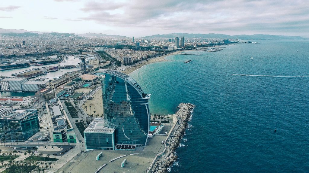 la playa de la Barceloneta, con vista al puerto y al Hotel Vela