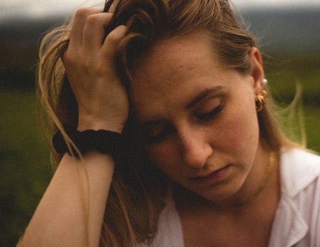 Mujer teniendo un mal día. Reflexiona como salir del bache . Autor:babi-NW61v3xF0-0-unsplash