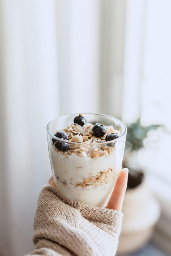 easy fresh vegan breakfast ideas : Coconut Yoghurt with Granola & Berries-crumble.  