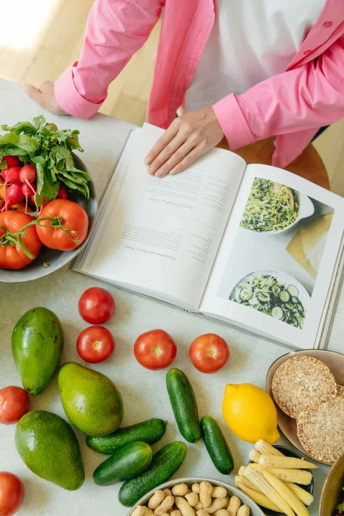 manos de mujer ojeando libro sobre veganismo para principiantes 