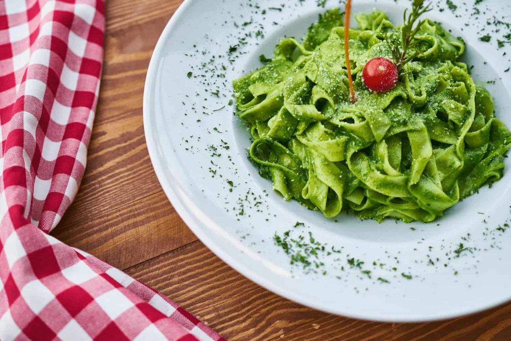 pasta al pesto siendo receta fácil en veganismo para principiantes 