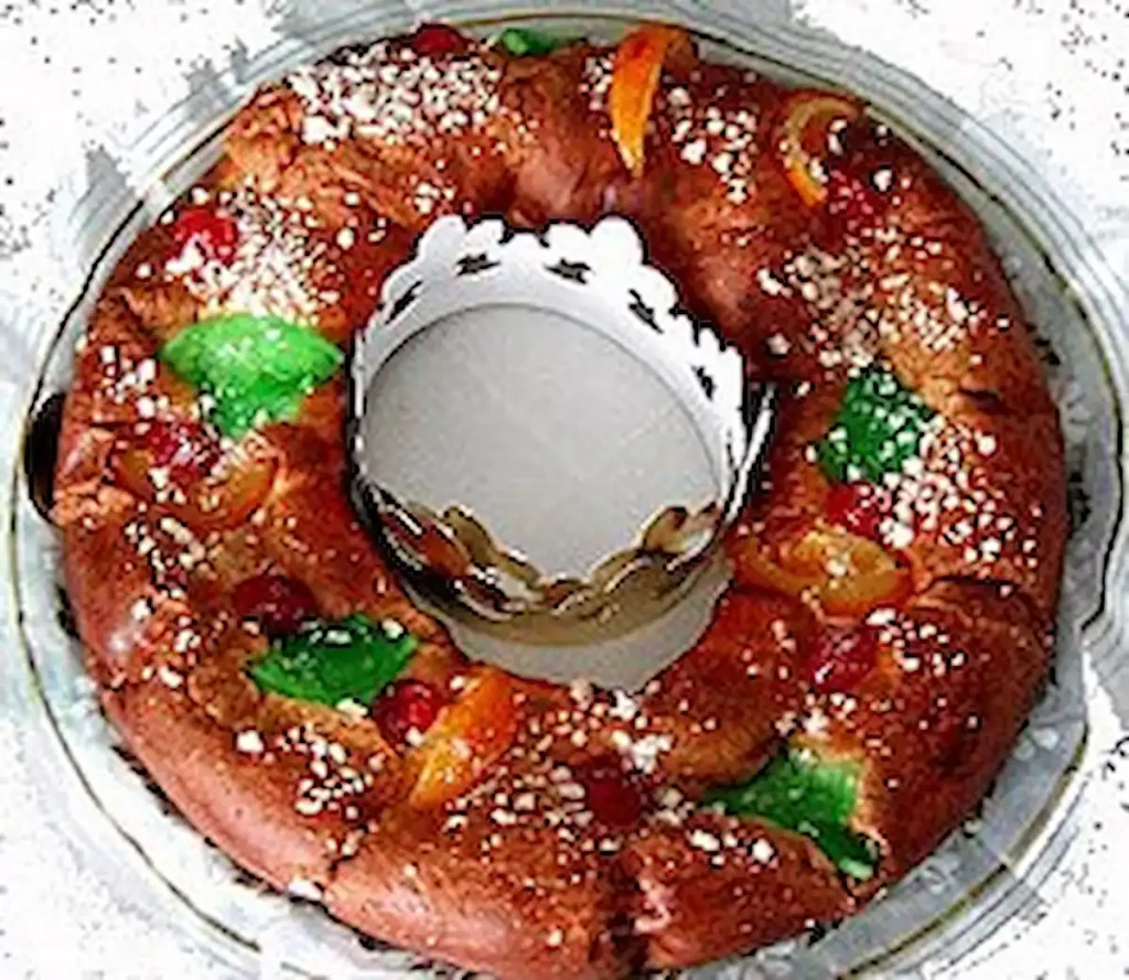 Tortell de reis, la masa de brioche en forma de corona y fruta confitada 