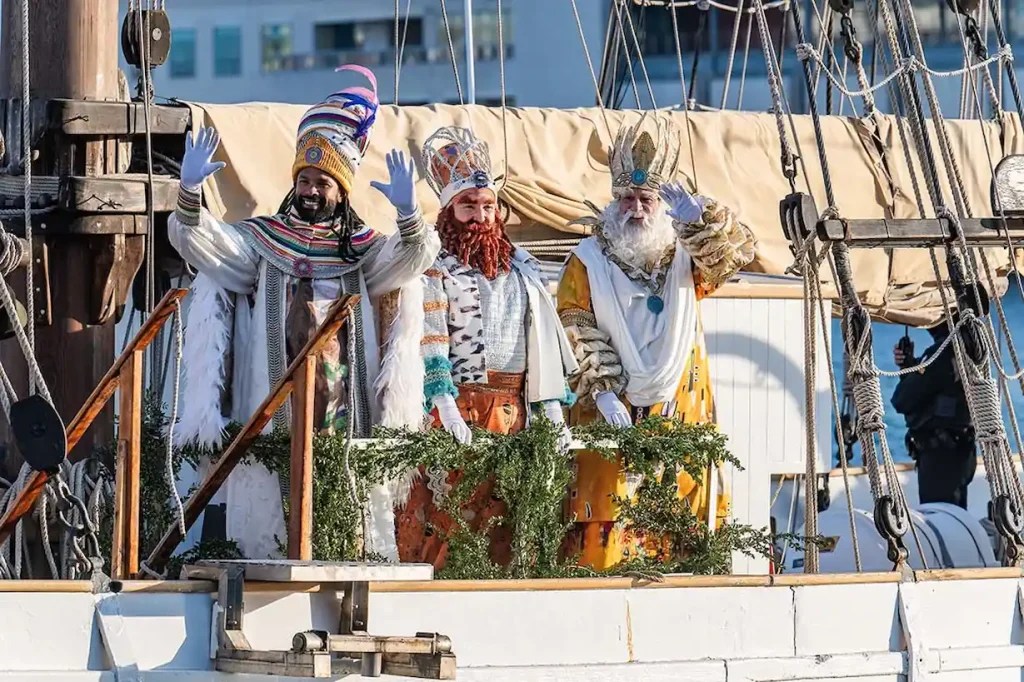 los reyes magos llegan por mar a barcelona 