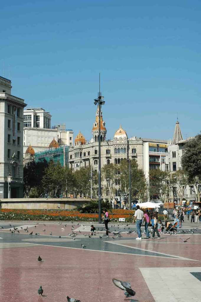 Barcelona en Semana Santa con ambiente tranquilo en Plaza Cataluña